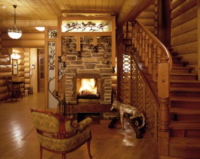 Дизайн загородного деревянного дома с камином - фото интерьера