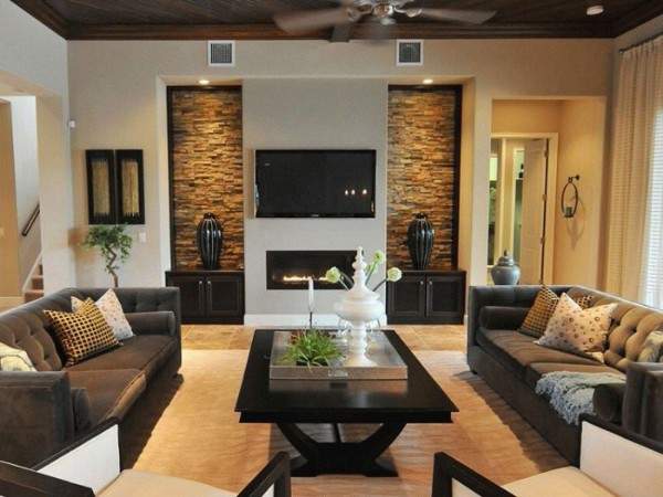 Современный интерьер гостиной с камином в частном доме - фото