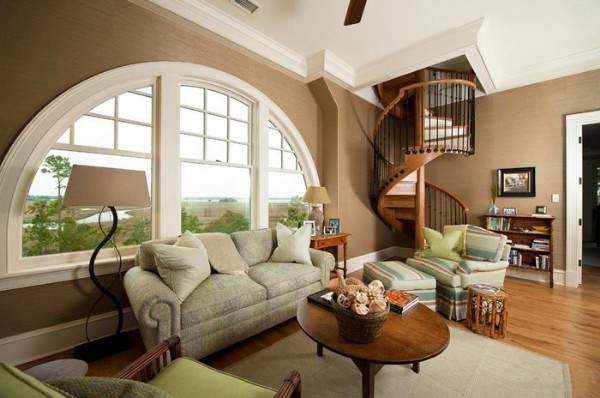 Интерьер гостиной с винтовой лестницей в частном доме - идеи дизайна