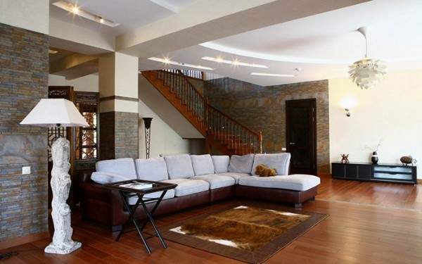 Интерьер гостиной с лестницей в частном доме - фото красивого дизайна