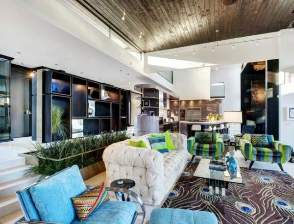 Яркий интерьер маленькой гостиной в частном доме с синими и зелеными акцентами