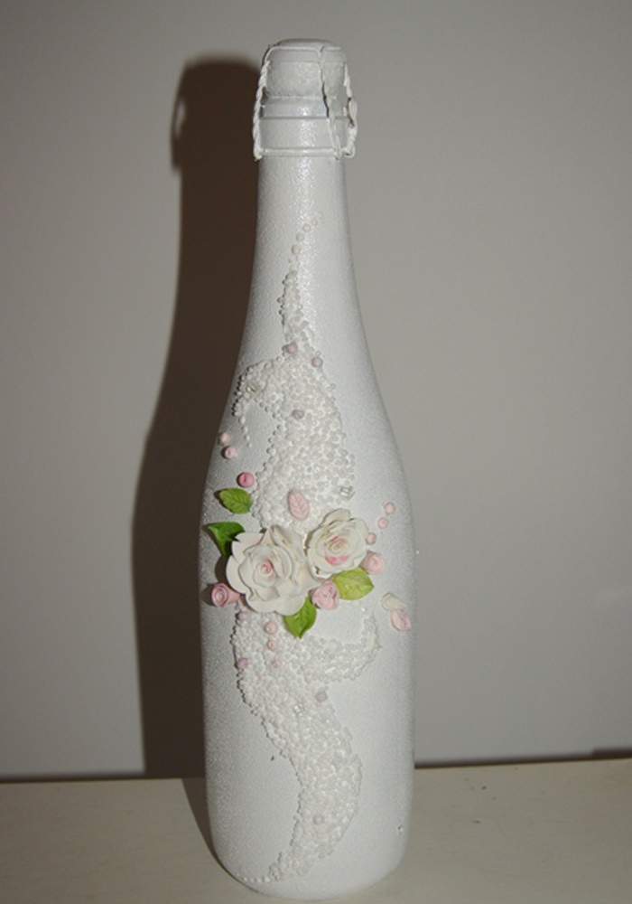 Как украсить бутылку на свадьбу с полимерными цветами