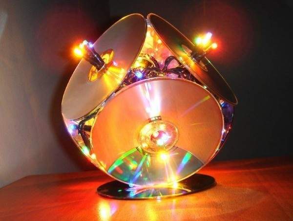Креативные идеи для дома своими руками - фото светильника из дисков