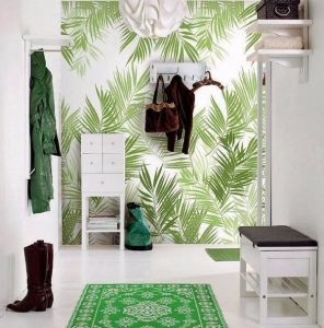 Зелёные обои в коридоре