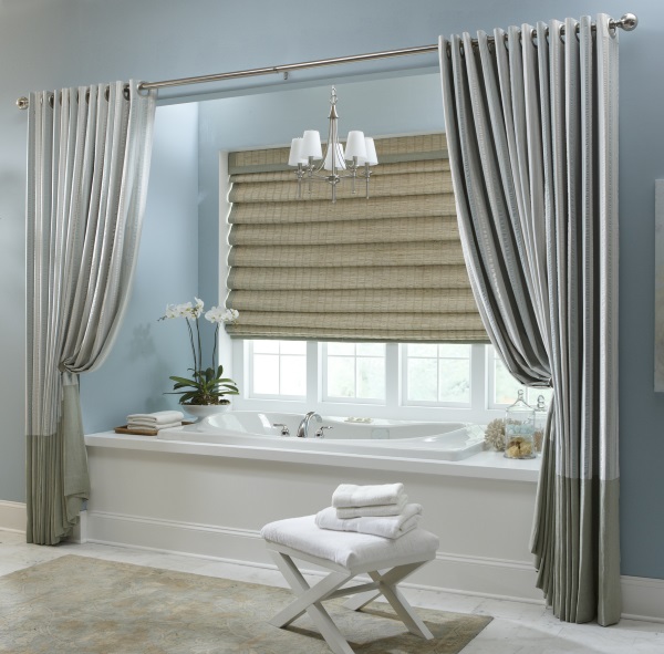 Серо-голубые шторы на люверсах - фото в ванной комнате