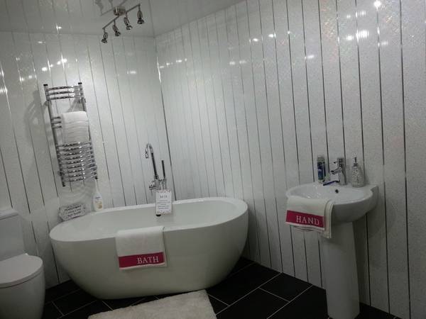 Как выглядит современная ванная комната в частном доме