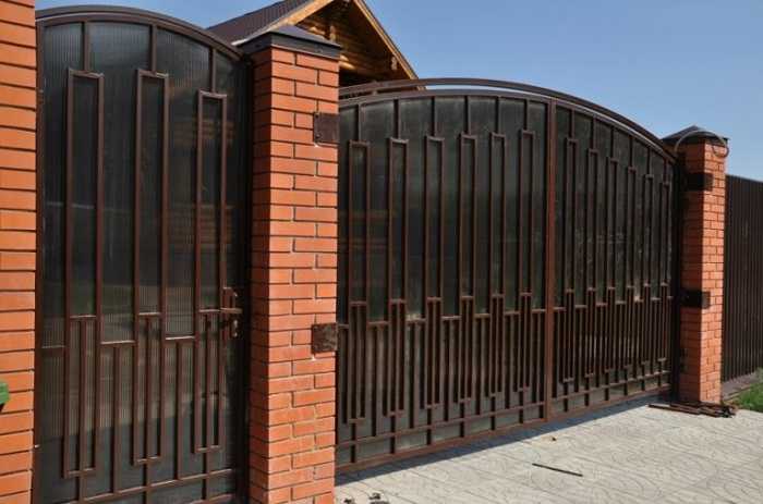 фото забор для частного дома из поликарбоната