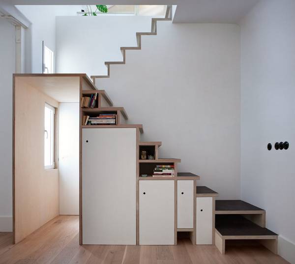 Функциональный шкаф под лестницей в частном доме — 26 фото