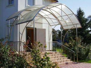 Навесы из поликарбоната во дворе частного дома