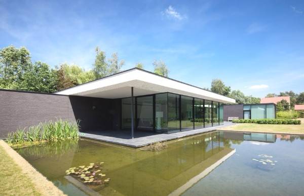 46 dizajn fasada odnoetazhnogo doma na fone vodoema