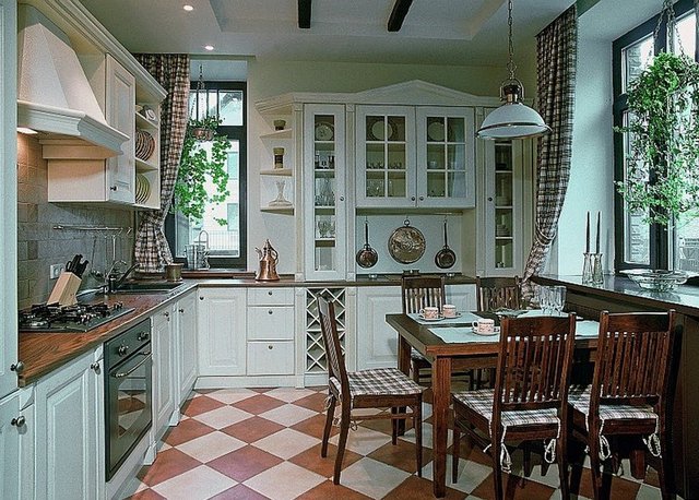 дизайн кухни в частном доме с панорамными окнами