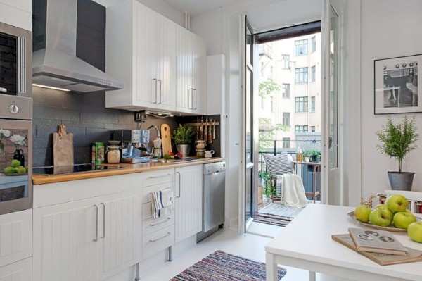 Дизайн маленькой кухни с балконом 44 фото кухня с большим окном и балконной дверью интерьер небольшой П-образной кухни с балконом