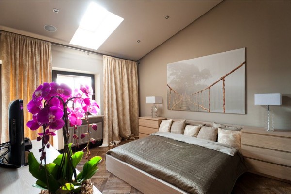 сиреневая орхидея в оформлении спальни