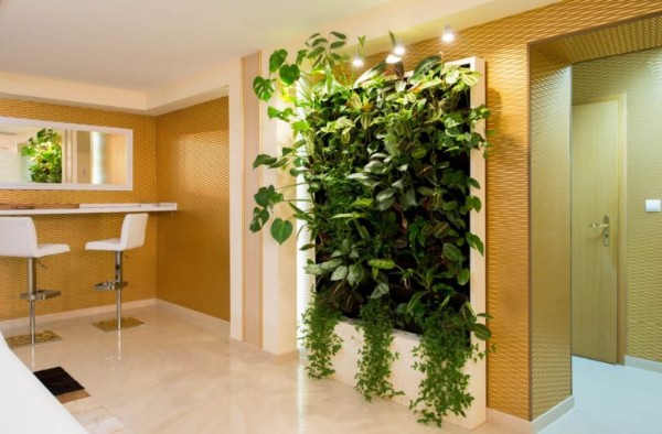 вертикальное озеленение с бежевой гостиной