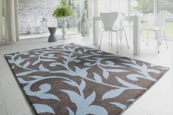 интерьер гостиной с ковром на полу дизайн с растительным орнаментом