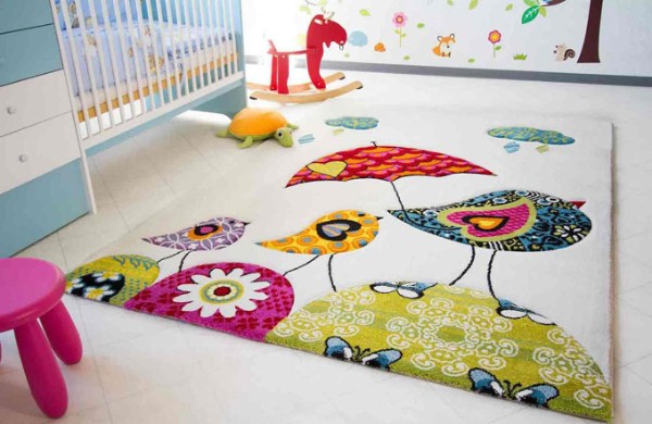 ковёр с милым рисунком на полу в детской комнате