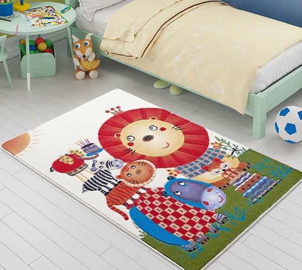 милый коврик на полу в спальне ребёнка