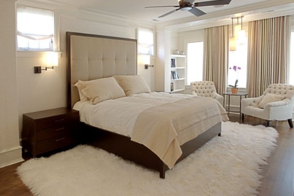уютный светлый ковёр с большим ворсом в спальне 