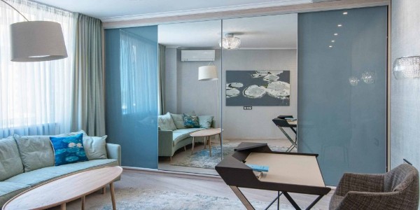 эффектный шкаф купе в гостиную серо голубой с зеркальным покрытием