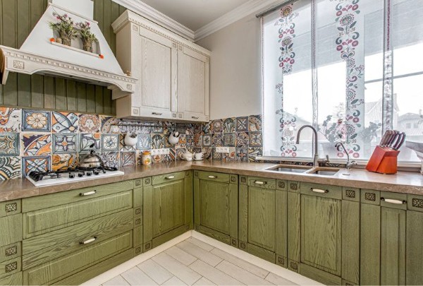 оливковый цвет фасада кухни в стиле прованс