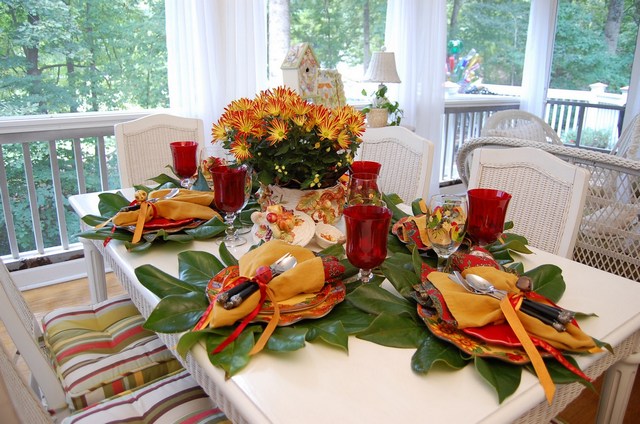 осенний декор праздничного стола салфетками 