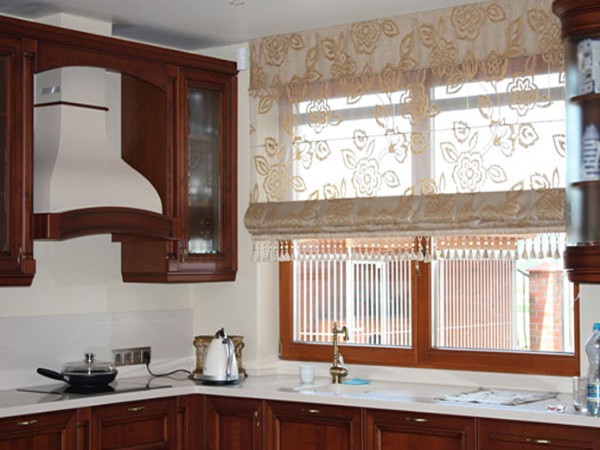прозрачные римские шторы на кухне