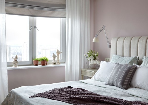 римские шторы бледно-серого цвета в спальне