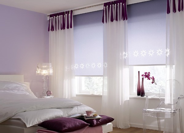 римские шторы нежно-сиреневого цвета в дизайне спальни 