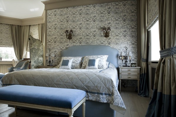 роскошная спальня во французском стиле с молдингом