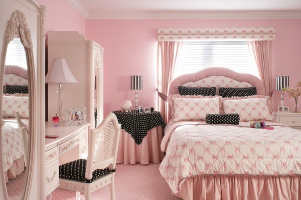 сочетание цветов в интерьере спальни оттенки бледно-розовый чёрный белый 