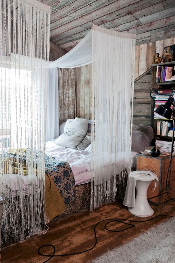 white curtains threads in the interior of the bedroom decoration 