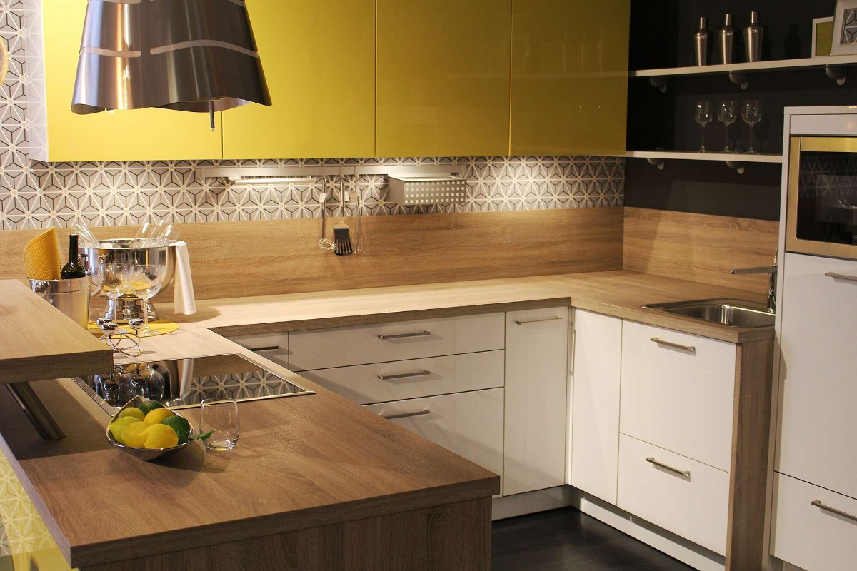 дизайн малогабаритной кухни сочетание жёлтого с фактурой дерева 