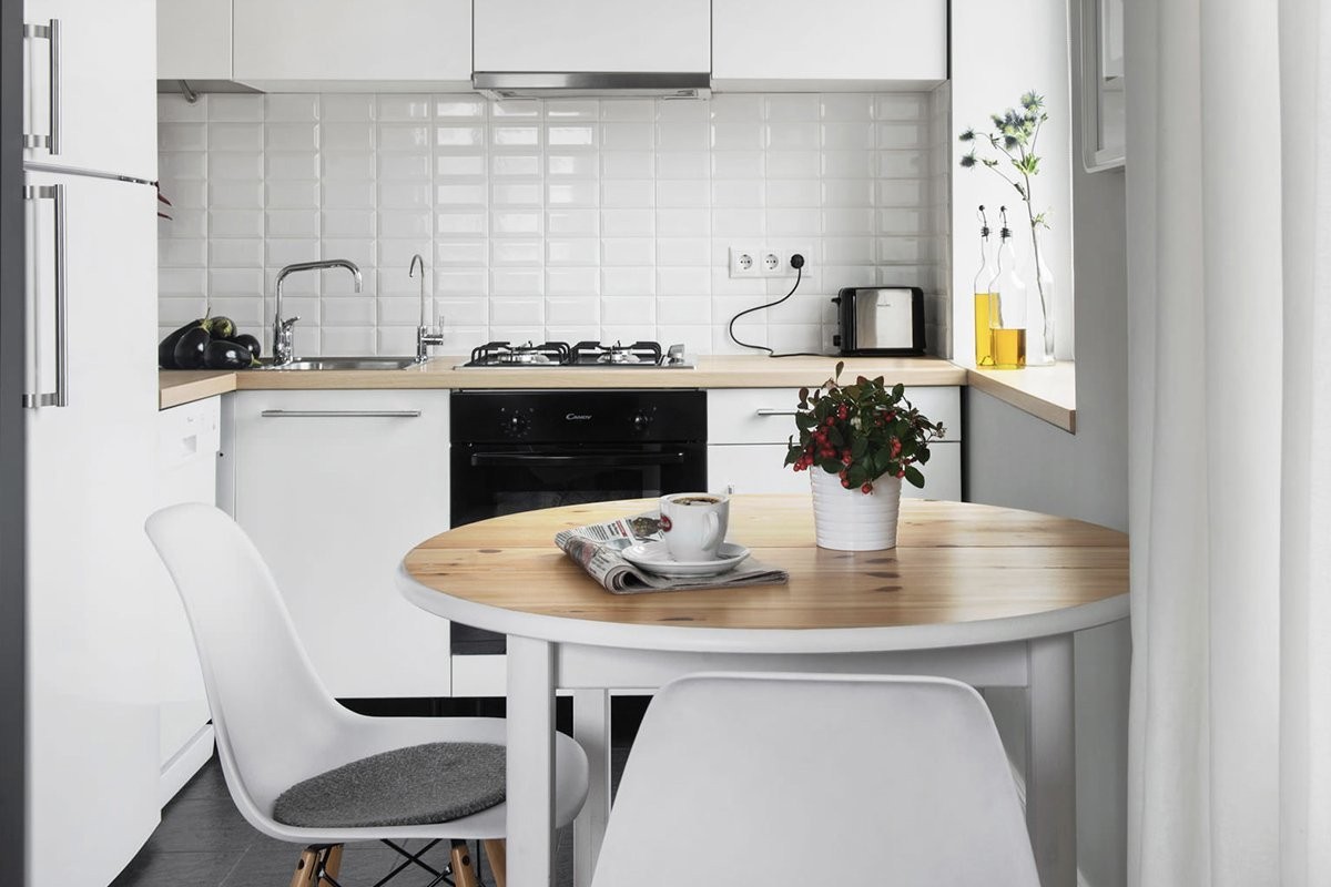 дизайн малогабаритной кухни в белом цвете чёрная плита 
