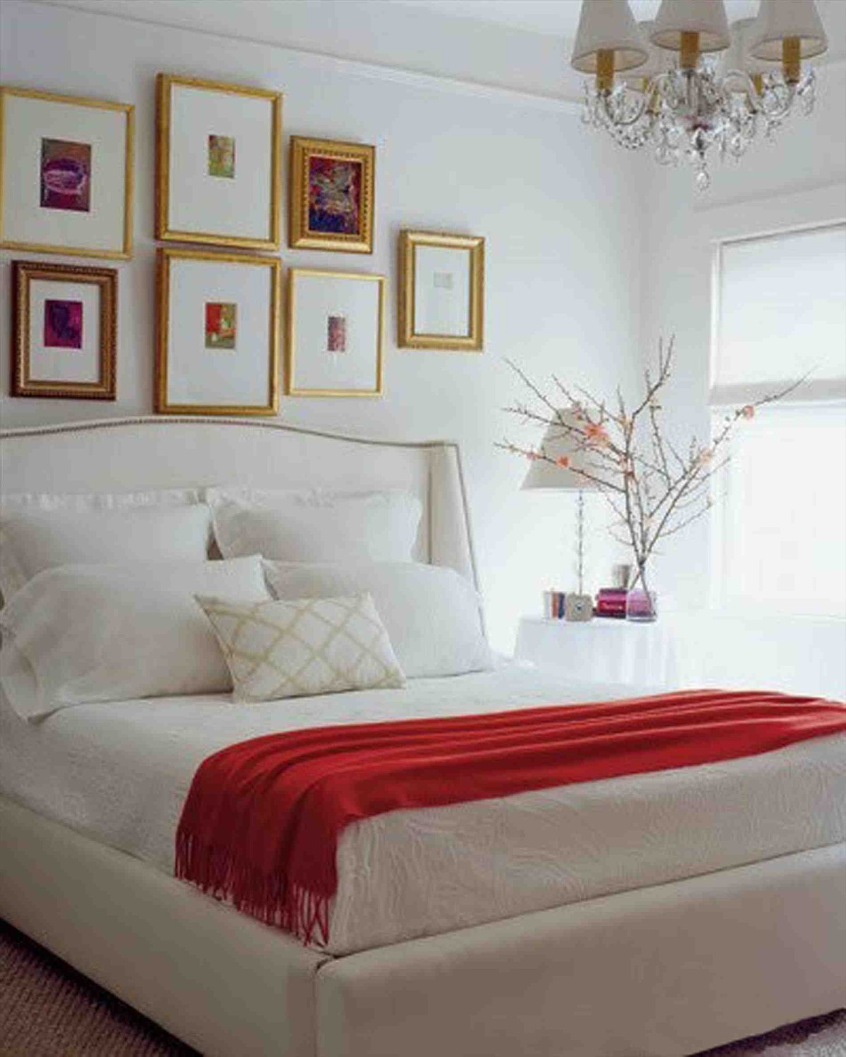 спальня в белом цвете с красными акцентами 