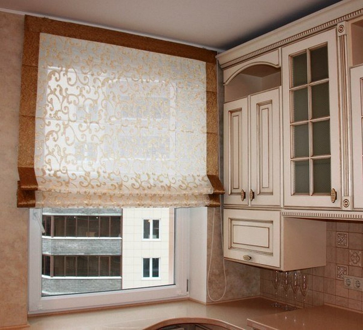 красивые римские шторы на кухню 