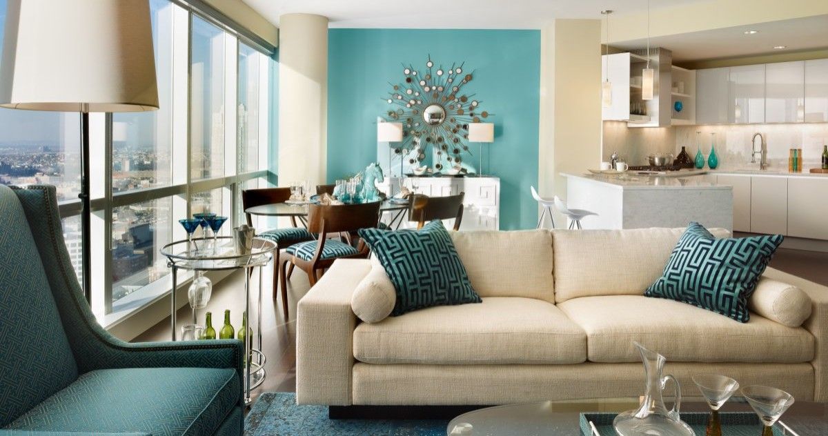 интерьер в ярких цветах дизайн гостиной с бирюзовой мебелью 