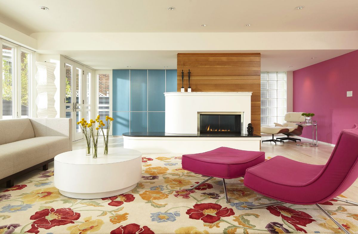 интерьер в ярких цветах дизайн просторной гостиной 