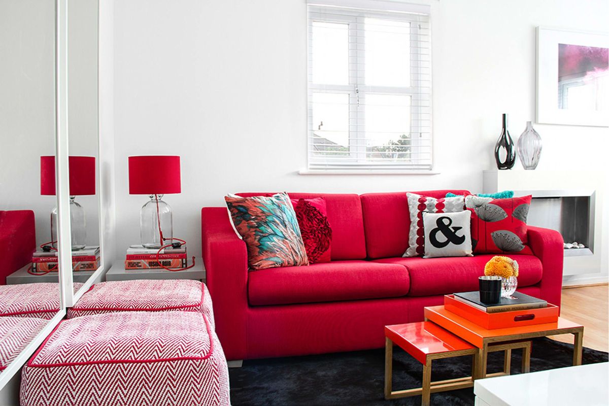 интерьер в ярких цветах дизайн с красным диваном 
