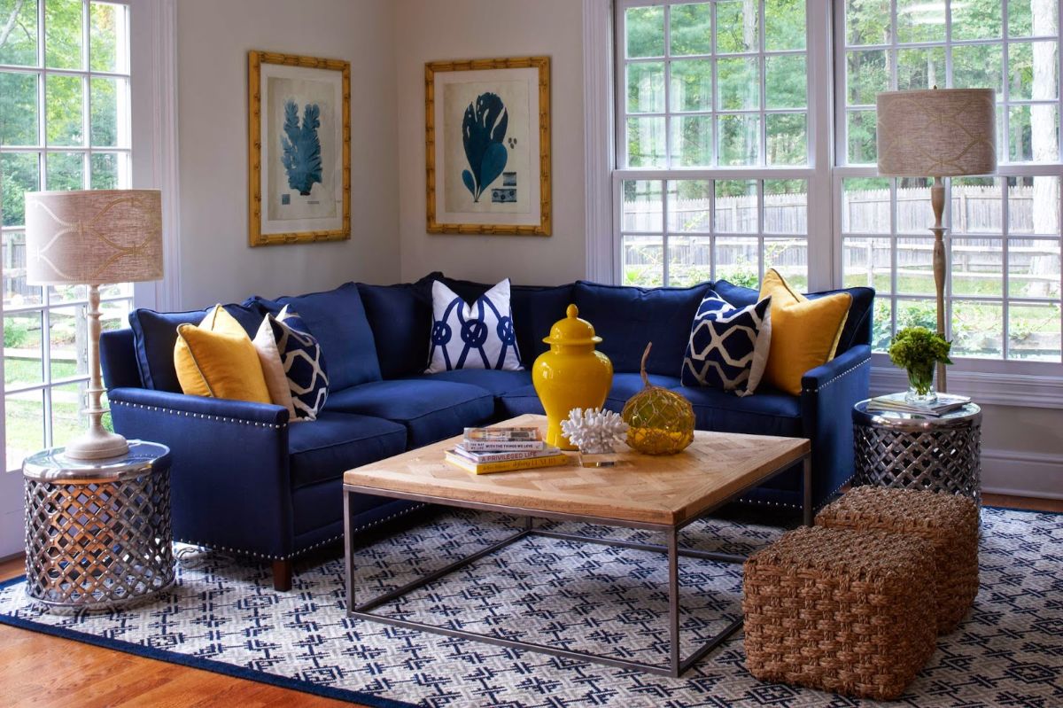 интерьер в ярких цветах дизайн с синим диваном фото 
