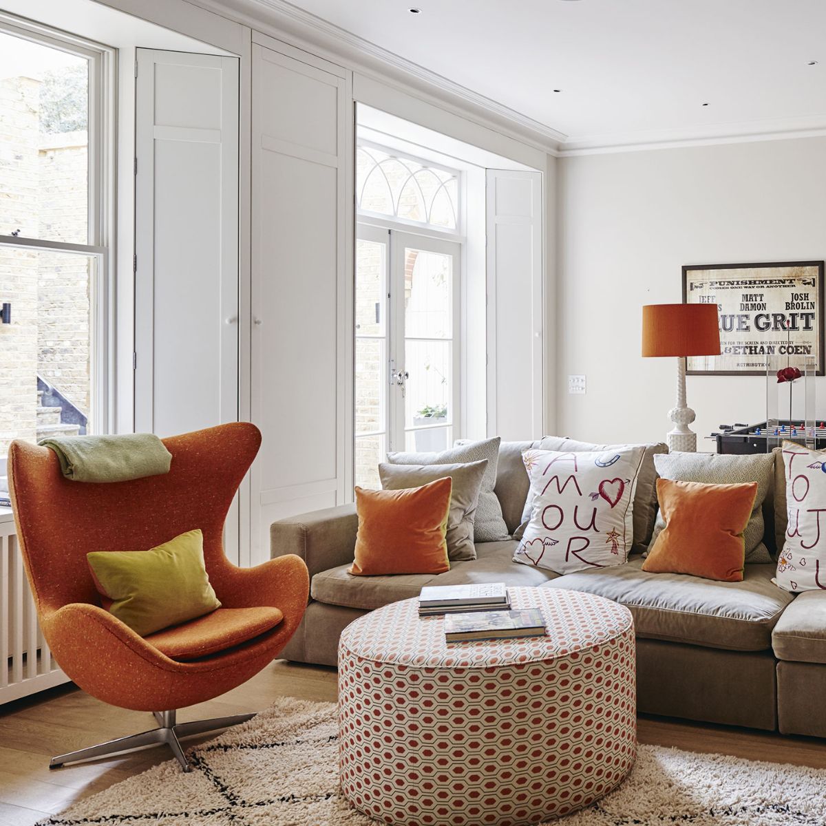 интерьер в ярких цветах эффектный дизайн гостиной с интересными креслами 