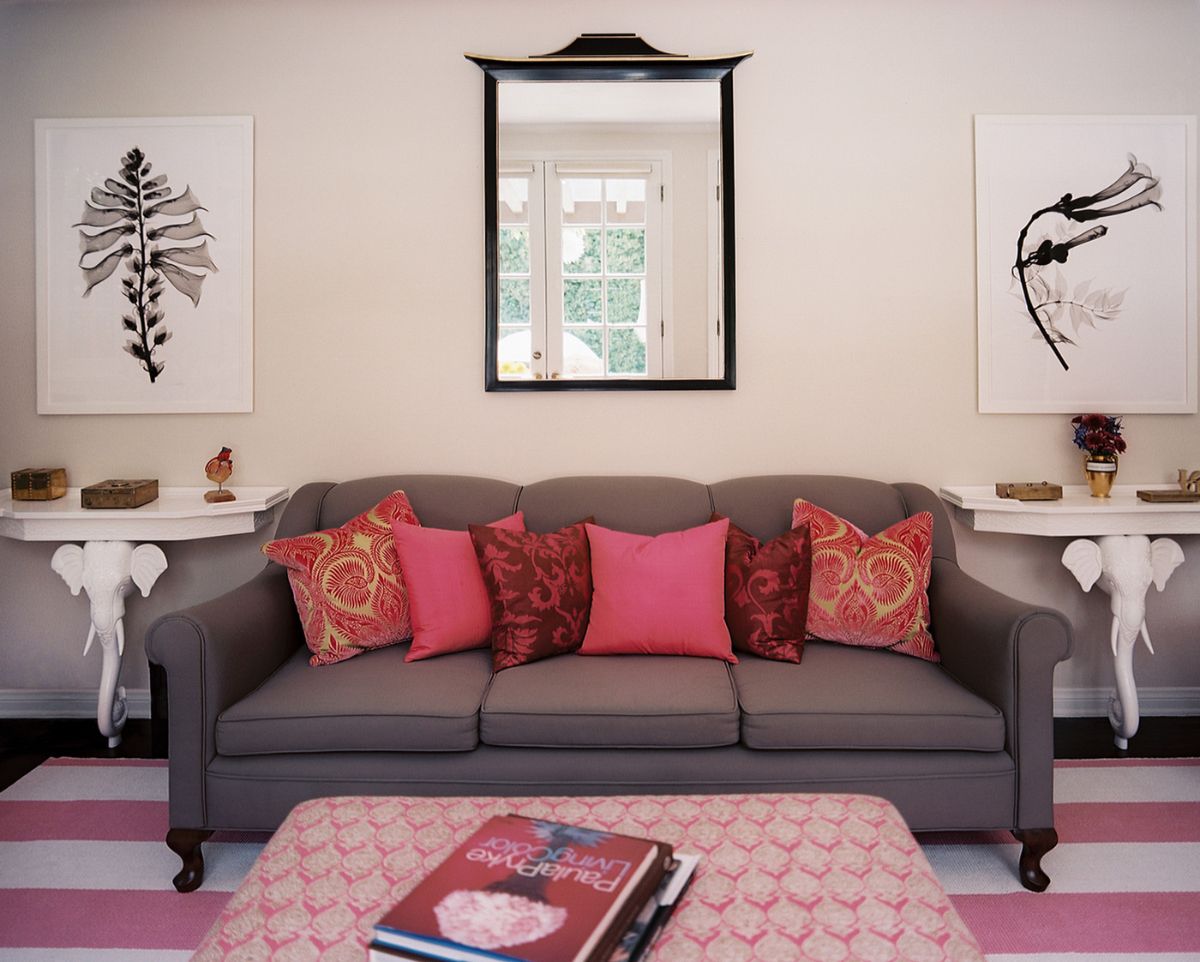 интерьер в ярких цветах эффектный дизайн гостиной с розовыми вкраплениями 