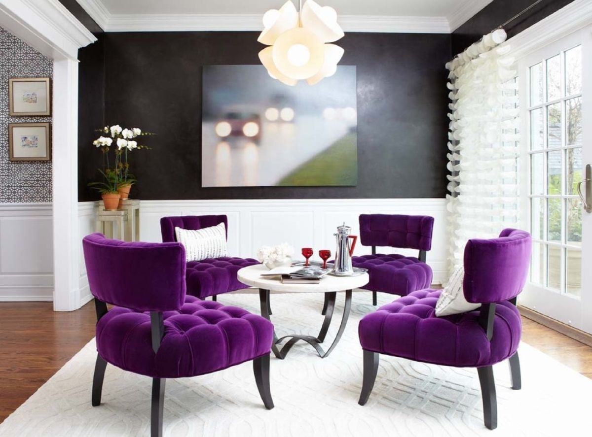 интерьер в ярких цветах гостиная с лиловыми креслами 
