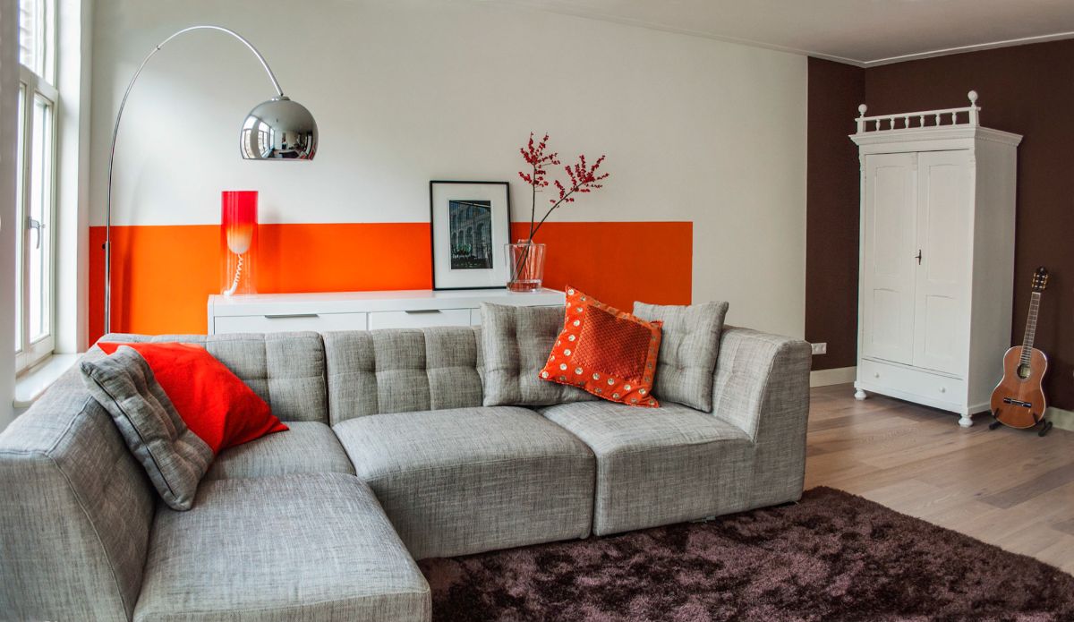 интерьер в ярких цветах гостиная с оранжевыми акцентами 
