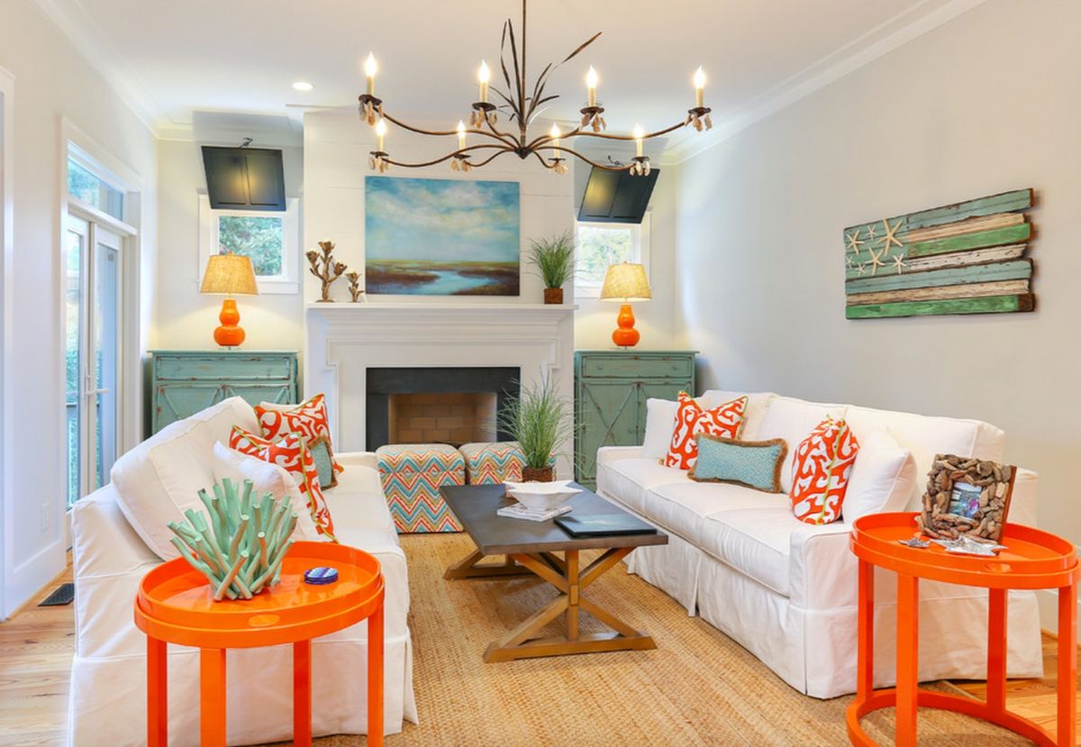интерьер в ярких цветах гостиная с оранжевыми столиками и яркими подушками 
