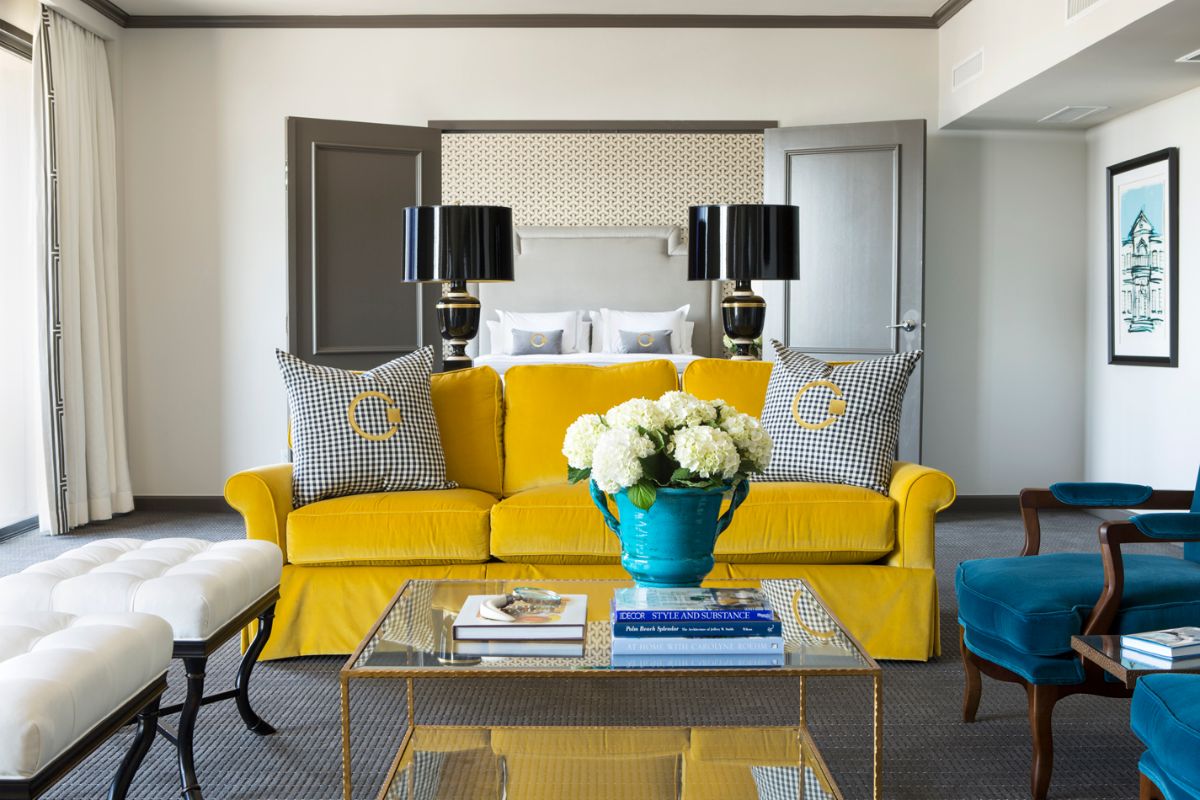 интерьер в ярких цветах гостиная с жёлтым диваном 