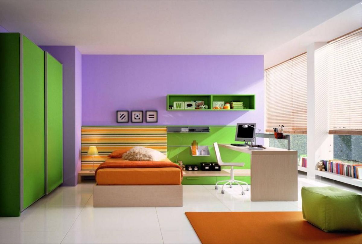 интерьер в ярких цветах зеленый шкаф и сиреневая стена 