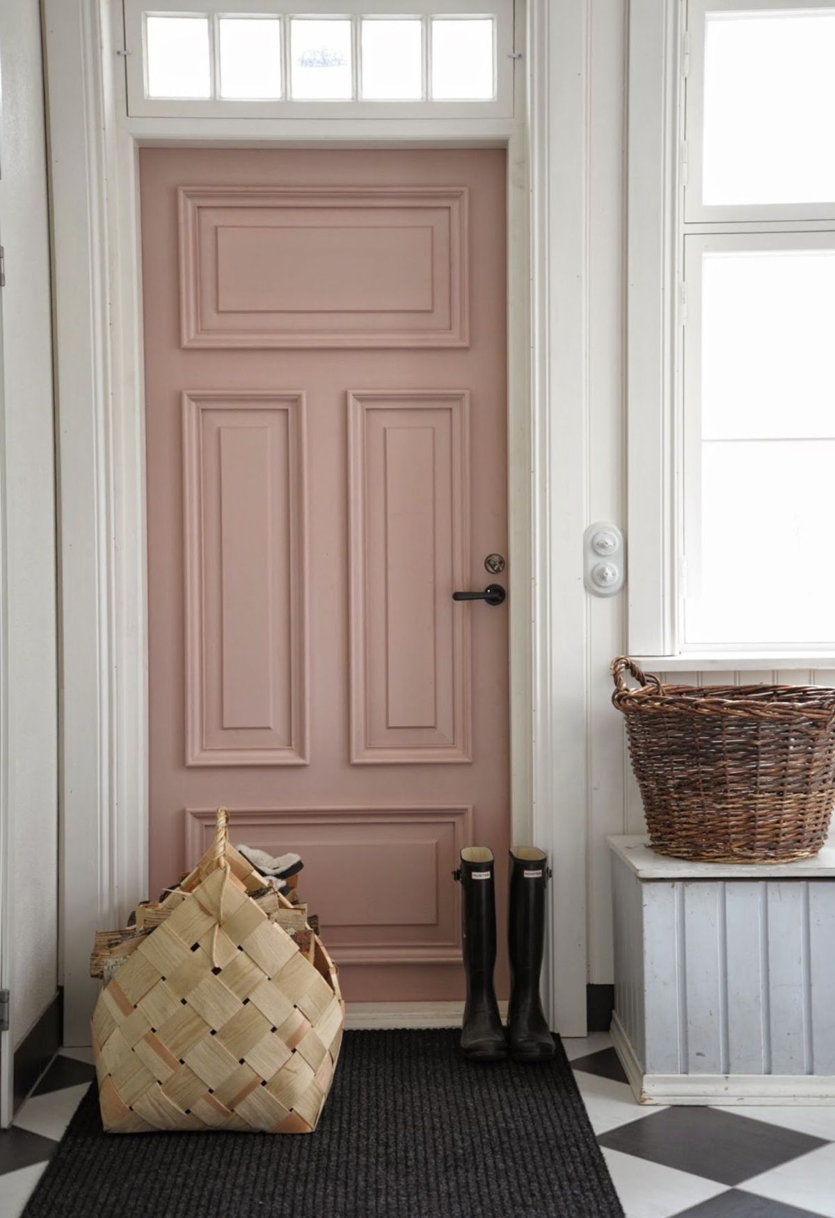 дверь в коридор в скандинавском стиле кремового цвета