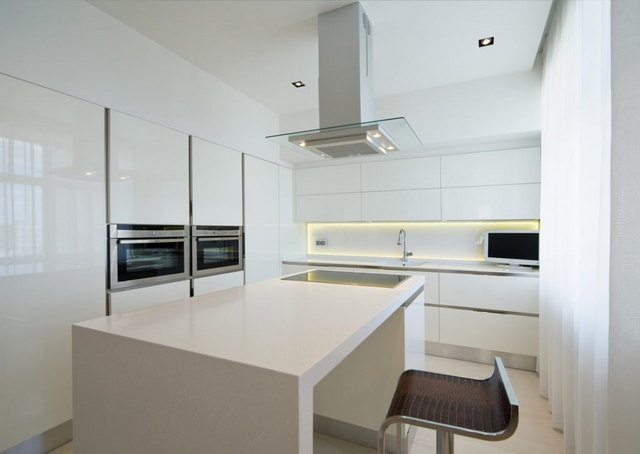 белая кухня в стиле минимализм с барной стойкой 