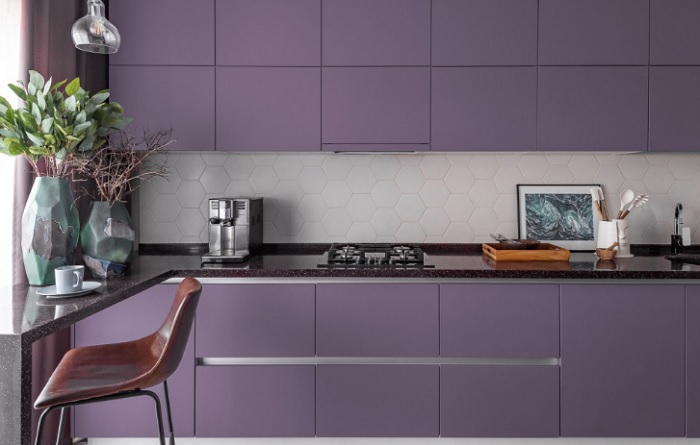Дизайн маленькой кухни фиолетового цвета 2022